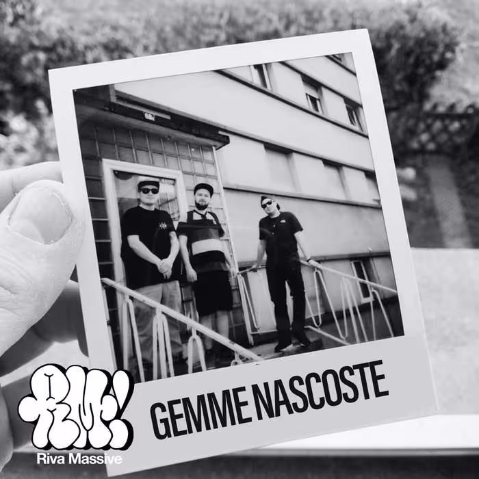 Black and white photo of three men standing on a railing in front of a building, with the text 'GEMME NASCOSTE' and 'Riva Massive' logo in the corner.