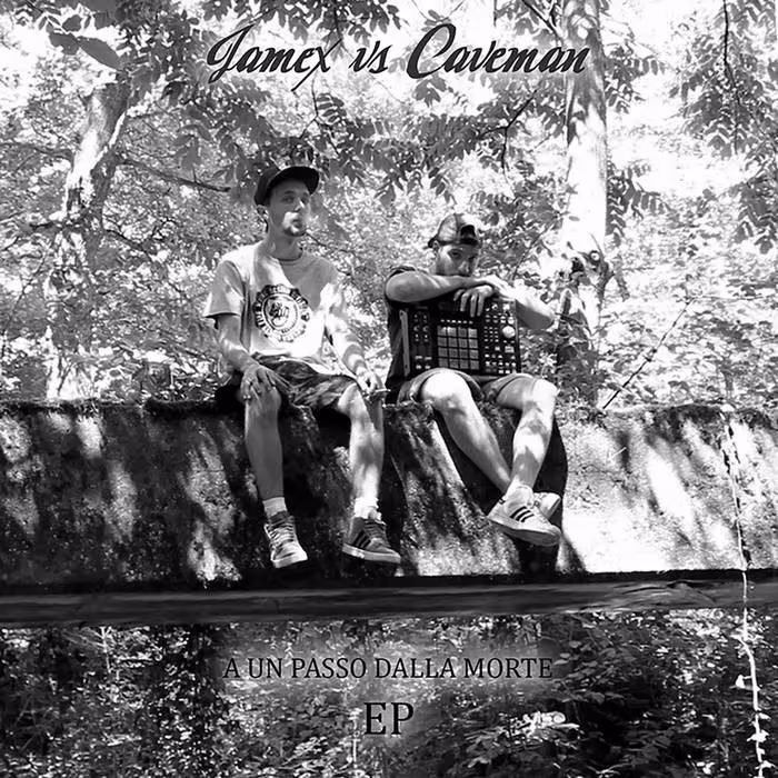 Black and white photo of two young men sitting on a concrete bridge surrounded by trees, with one holding a music production pad; text reads 'Jamex vs Caveman' and 'A UN PASSO DALLA MORTE EP'.