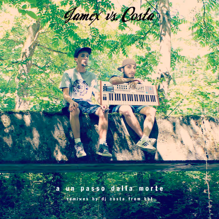 Two men sitting on a concrete ledge in a forest, one holding a keyboard synthesizer, with text 'Jamex vs Costa' and album title in Italian.